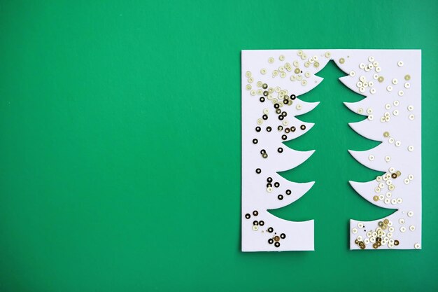 Kerstboom papier snijden ontwerp papercraft kaart. Witte, rode en groene kleur