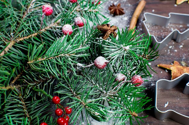 kerstboom, rode bessen op donker hout