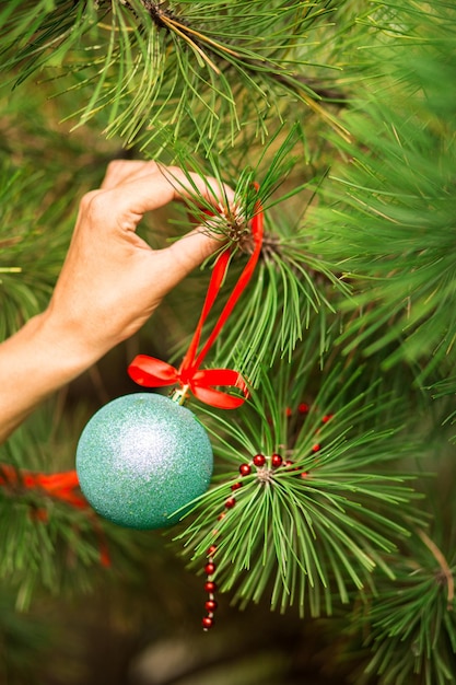 kerstboom speelgoed op een dennenboom close-up
