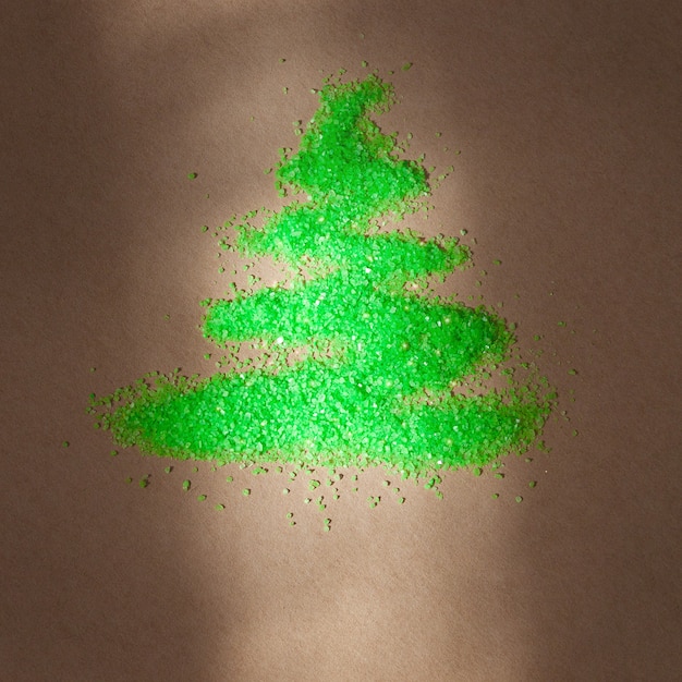 Foto kerstboom van groen zand op ambachtelijk papier. eco-vriendelijk nieuwjaarsconcept.