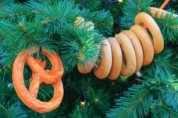 Kerstboom versierd met bagels en cheesecakes