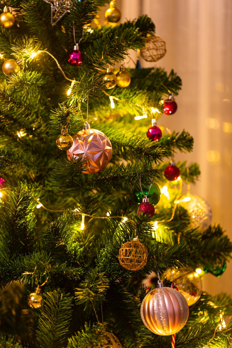 Foto kerstboom versierd met ballen en lichten