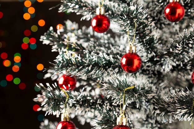 Kerstboom versierd met ballen en lichtjes op de achtergrond