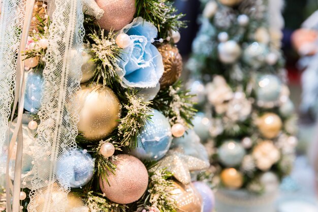 Kerstboom versierd met blauwe en gouden ballen close-up. Xmas decor, nieuwjaar. Winter vakantie feest