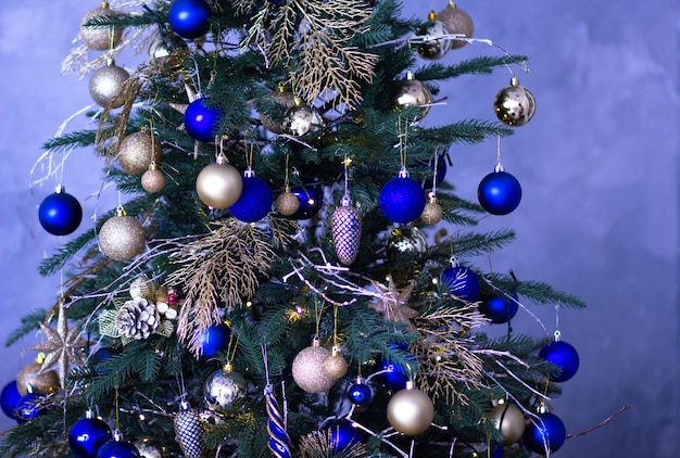 Kerstboom versierd met blauwe en gouden ballen