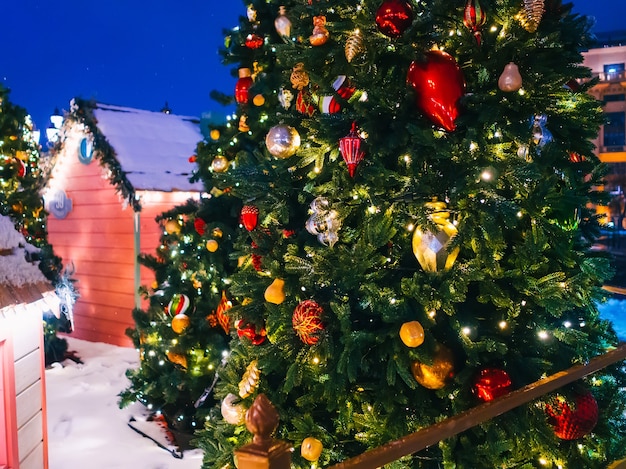 Kerstboom versierd met een slinger en kerstspeelgoed