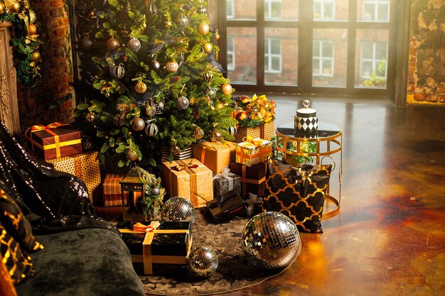 Kerstboom versierd met gouden ballen. kerst vakantie concept.