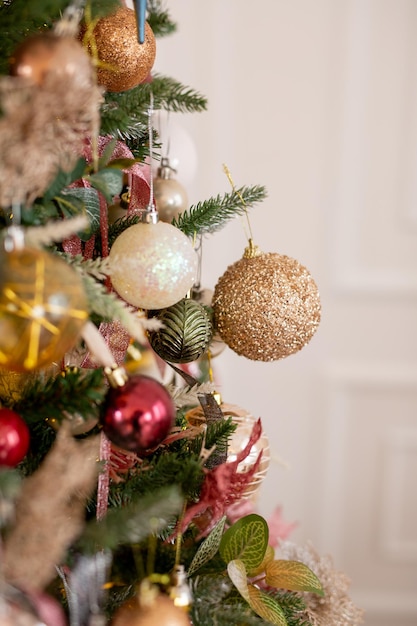 Kerstboom versierd met prachtige ballonnen en linten. Kunstspar met decoratief speelgoed. Concept - Kerstweekend