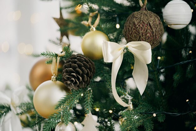 Kerstboom versierd met witte en gouden ballen close-up