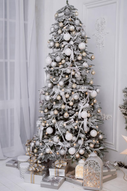 Kerstboom versierde witte ballen en vorst