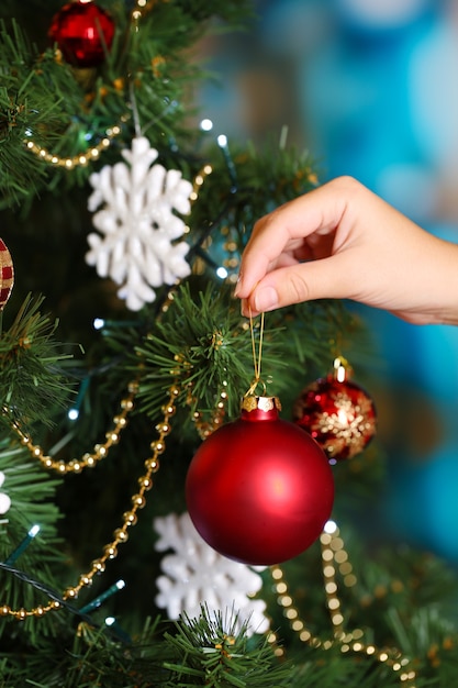 Kerstboom versieren op lichte achtergrond