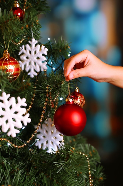 Kerstboom versieren op lichte achtergrond