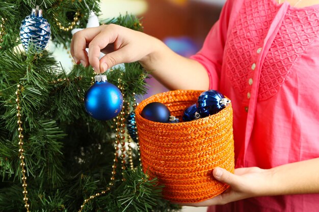 Kerstboom versieren op lichte achtergrond