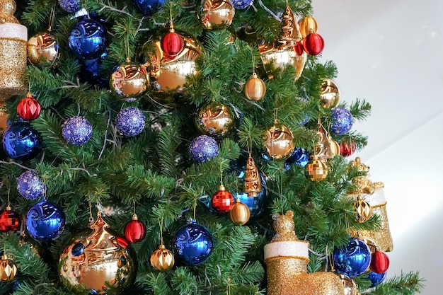 Kerstboom (witte en groene kleur) en nieuwjaarsversiering in het warenhuis.