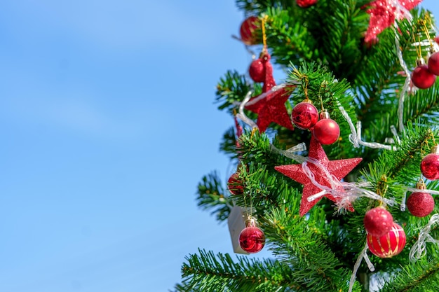 Kerstboomachtergrond en Versierde Kerstboom op onscherpe achtergrond