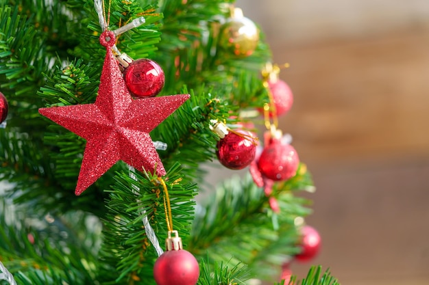 Kerstboomachtergrond en Versierde Kerstboom op onscherpe achtergrond