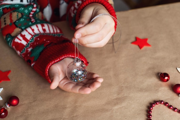 Kerstboombal in je handen