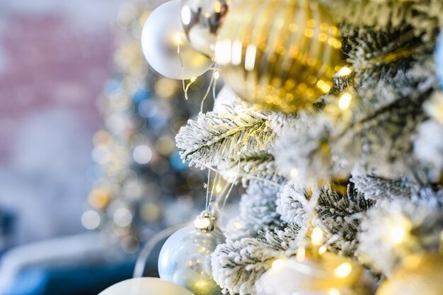 Foto kerstboombollen met gele kransen kerstboom met decoratieve bollen