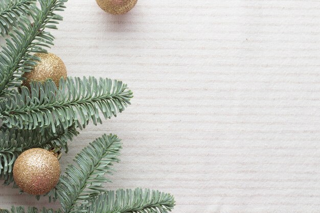 Kerstboombrunches met gouden ballen op een witte tafel