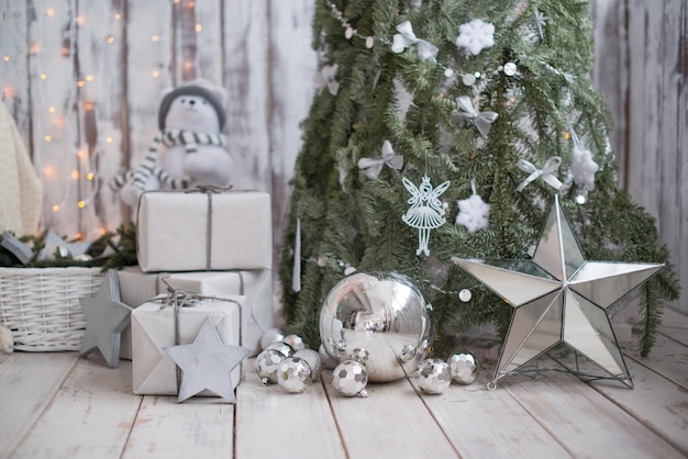 Kerstboomdecor in Scandinavische stijl gemaakt van natuurlijke dennentakken