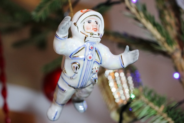 Kerstboomdecoratie astronaut aan een gouden touwtje