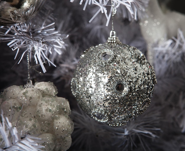 Kerstboomdecoratie close-up witte tinten