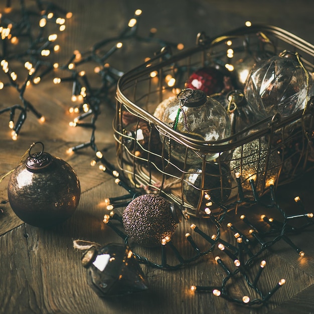 Kerstboomdecoratieballen in doos en slinger vierkant gewas