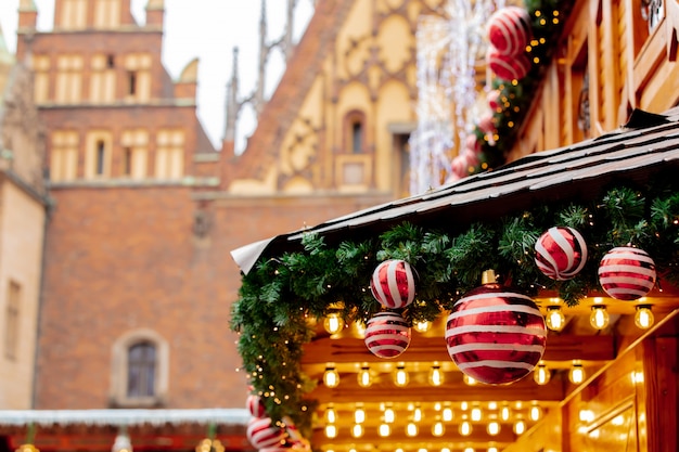 Kerstboomdeocratie, snuisterijen op markt in Wroclaw, Polen