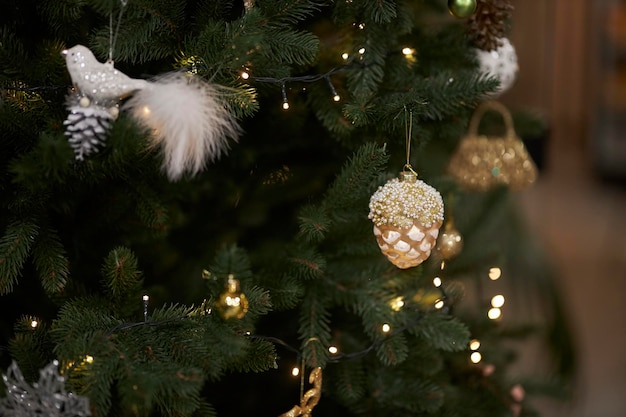 kerstboomKerstboom met versieringen Hangende kerstversieringen