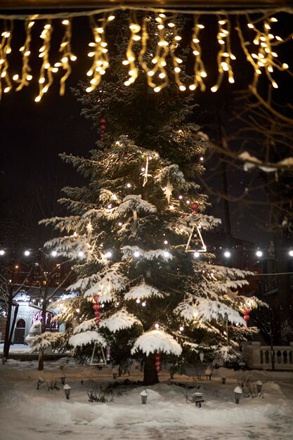 kerstboomKerstboom met versieringen Hangende kerstversieringen