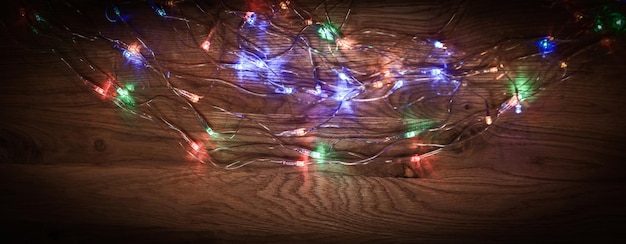 Kerstboomslinger op een houten tafel gelegd