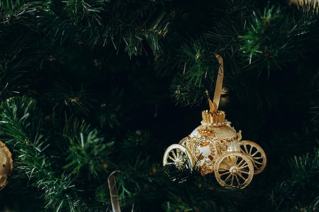 Foto kerstboomspeelgoed in de vorm van een koets