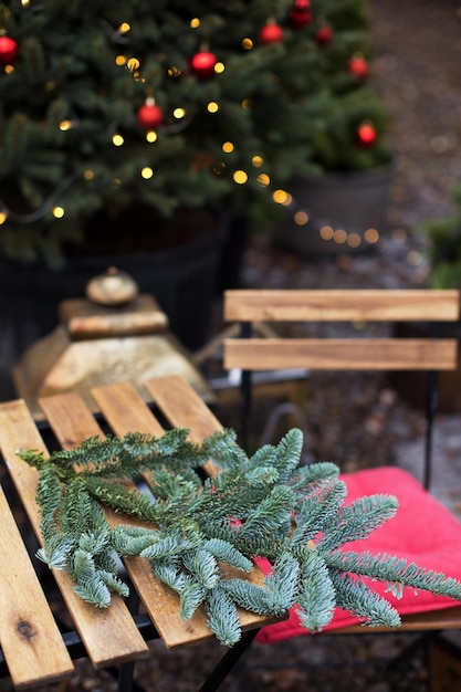 Kerstboomtak op houten tafel