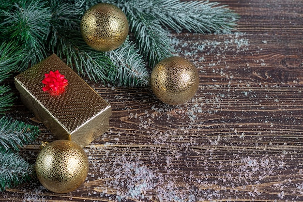 Kerstboomtakken en gouden geschenkdoos. Detailopname