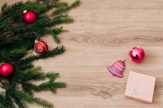 Kerstboomtakken en op een houten ondergrond met kopieerruimte