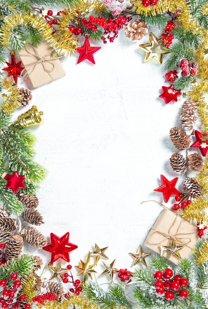 Kerstboomtakken met geschenken, sterren, goudrode decoratie