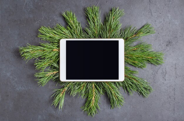 Kerstboomtakken met tablet