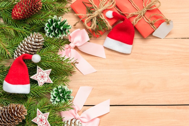 Kerstboomtakken met versieringen zijn prachtig aangelegd op de houten tafel.