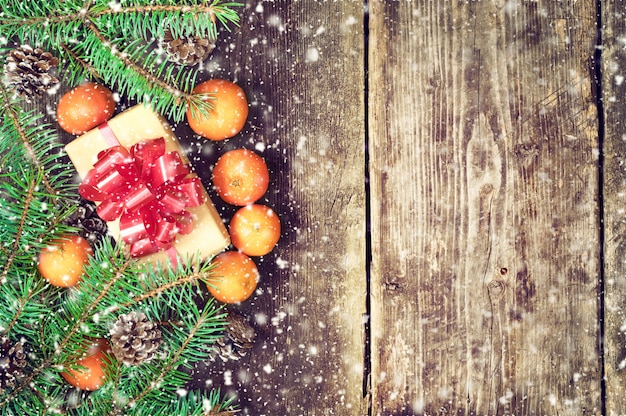 Kerstboomtakken op oude planken