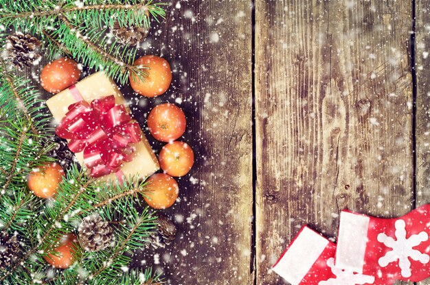 Kerstboomtakken op oude planken