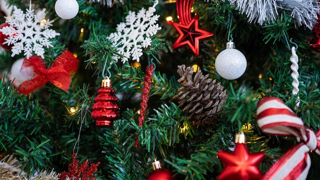 Kerstboomtakken versierd met Xmas-elementen