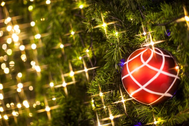 Kerstboomversiering verlichte achtergrond