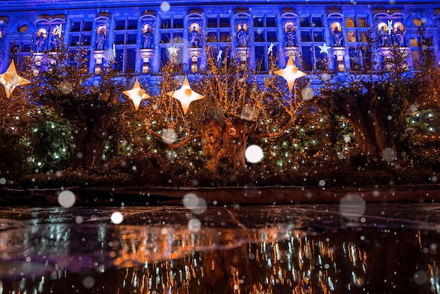 Kerstboomversieringen en speelgoed. Nieuwjaar sfeer. Venster bij Kerstmis thuis.