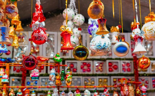 Kerstboomversieringen op de kerstmarkt in het stadhuis in Winter Berlijn, Duitsland. Adventsbeurs en kraampjes met knutselspullen, op de bazaar. Glas