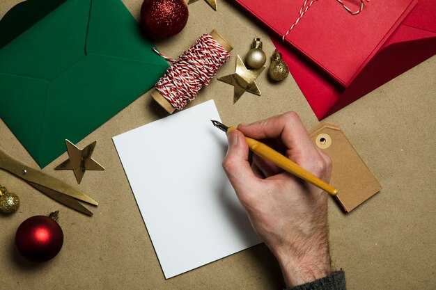 Kerstbrief aan Sant Brief en envelop met feestelijke versieringen