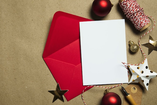 Kerstbrief aan Sant Brief en envelop met feestelijke versieringen