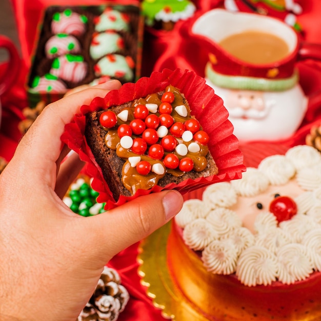 Foto kerstbrownie versierd met chocolade