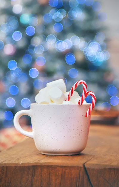 Kerstcacao met marshmallows en snoepjes. Selectieve aandacht.