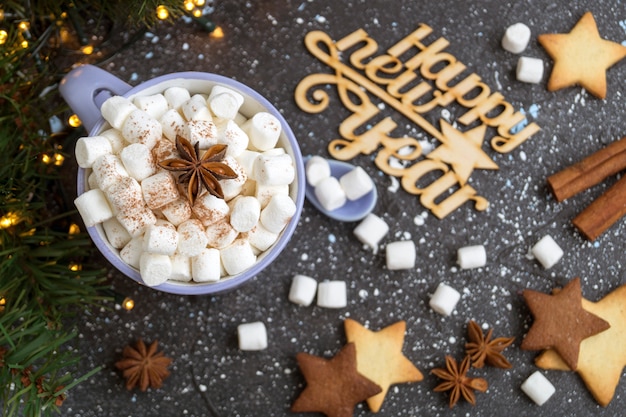 Kerstcacao met marshmallows en zelfgemaakte koekjes.