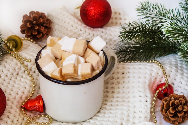 Kerstcacao met marshmallows. nieuwe vakantie. Selectieve focus.voedsel